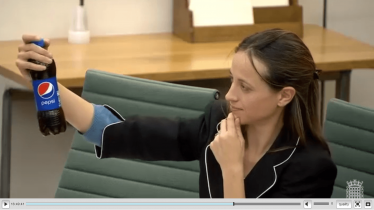 Helen Whately discusses sugary drinks with Jamie Oliver at the Health Select Committee